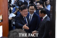 [TF포토] 주호영 안내하는 김태년