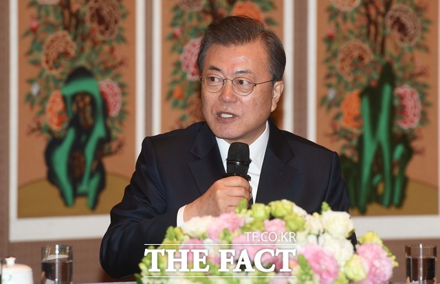 문재인 대통령은 스승의 날인 15일 샘물처럼 자신이 채운 것을 제자들에게 나눠주는 선생님들은 아이들과 부모님뿐 아니라 코로나에 맞서고 있는 국민 모두에게 용기가 됐다고 강조했다. 사진은 지난 2월 국회 사랑재에서 열린 코로나19 극복을 위한 여야 정당대표와의 대화 참석 당시 문 대통령. /더팩트 DB