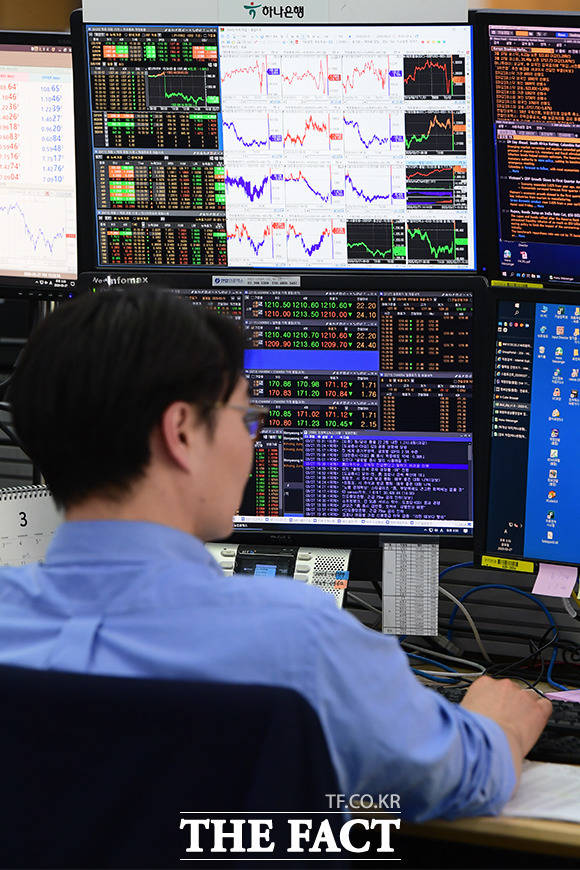 15일 오전 11시 33분 현재 코스피는 전장대비 2.80포인트(-0.15%) 내린 1922.16에 거래 중이다. /이선화 기자