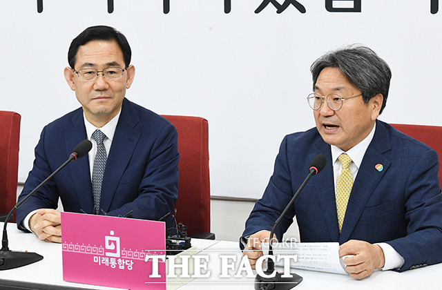 강기정 청와대 정무수석이 15일 오전 국회에서 주호영 미래통합당 대표 권한대행을 만나 문재인 대통령의 축하 난을 전달한 뒤 축하 인사를 전하고 있다. /국회=배정한 기자