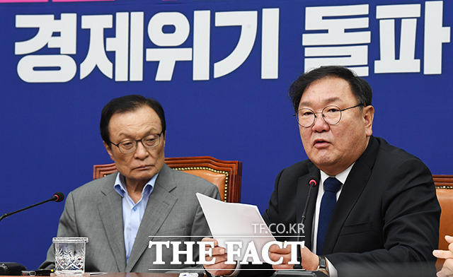 김태년 더불어민주당 원내대표(오른쪽)가 15일 오전 서울 여의도 국회에서 열린 더불어민주당 최고위원회의에 참석해 모두발언을 하고 있다. / 국회=배정한 기자