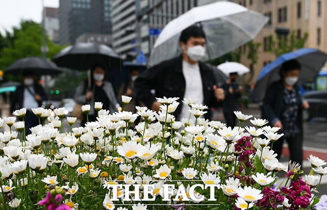전국적으로 비가 내린 15일 오전 서울 종로구 광화문역 일대의 시민들이 우산을 쓴 채 발걸음을 재촉하고 있다. /이동률 기자