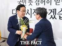 [TF포토] 주호영 원내대표에게 난 선물한 문재인 대통령