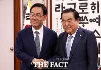 [TF포토] 문희상 국회의장과 악수하는 주호영 원내대표