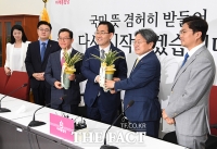 [TF포토] 강기정 정무수석, '주호영 원내대표에게 대통령 난 선물 전달'