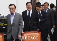 [TF포토] 최고위워회의 참석하는 이해찬 대표와 김태년 원내대표