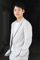  [TF움짤뉴스] 윤지온, 액세서리는 미소 하나로 충분해