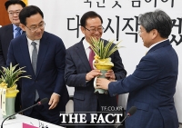 [TF사진관] 대통령 축하 난 들고 미래통합당 찾은 강기정 정무수석