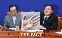[TF포토] 고생하는 의료진 손 사진 공개하는 김태년 원내대표