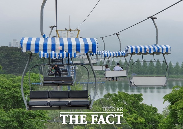 최근 사회적 거리두기가 시행되고 있는 가운데 16일 오후 경기도 과천시 서울동물원 스카이리프트도 거리두기를 하며 운영되고 있다. /이효균 기자