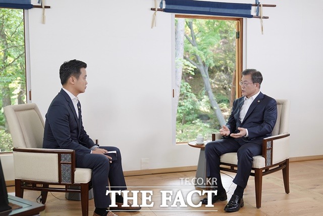 문재인 대통령은 40년 전 이른바 서울역 대회군 결정과 관련해 결정적인 시기에 퇴각 결정을 내려 광주 시민들이 정말 외롭게 계엄군에 맞서게 된 것이라며 자책했다. 지난 12일 청와대 상춘재에서 제40주년 5.18 민주항쟁을 앞두고 광주 MBC 김철원 기자 질문에 답하는 문 대통령. /청와대 제공