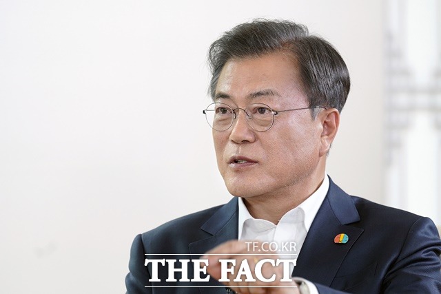 문재인 대통령은 17일 광주MBC-TV 5.18 40주년 특별기획 「문재인 대통령의 오일팔」에 출연, 청량리 경찰서 유치장에 수감 중에 조사하던 경찰관들로부터 그 광주 소식을 들었다고 말했다. 지난 12일 청와대 상춘재에서 제40주년 5.18 민주항쟁을 앞두고 광주 MBC와 인터뷰를 하는 문 대통령. /청와대 제공