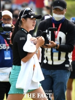 [TF포토] '첫 타이틀 획득에 감격한 박현경 선수'