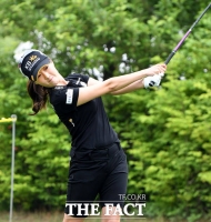 [TF사진관] '힘찬 티샷으로 시작하는 오지현'