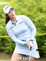 [TF포토] '공 궤적 살피는 배선우'