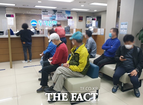 18일 오전 서울 종로구에 위치한 우리은행 영업지점을 찾은 고객들이 순서를 기다리고 있다. /정소양 기자