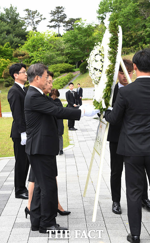 헌화하는 문재인 대통령(왼쪽 두번째)