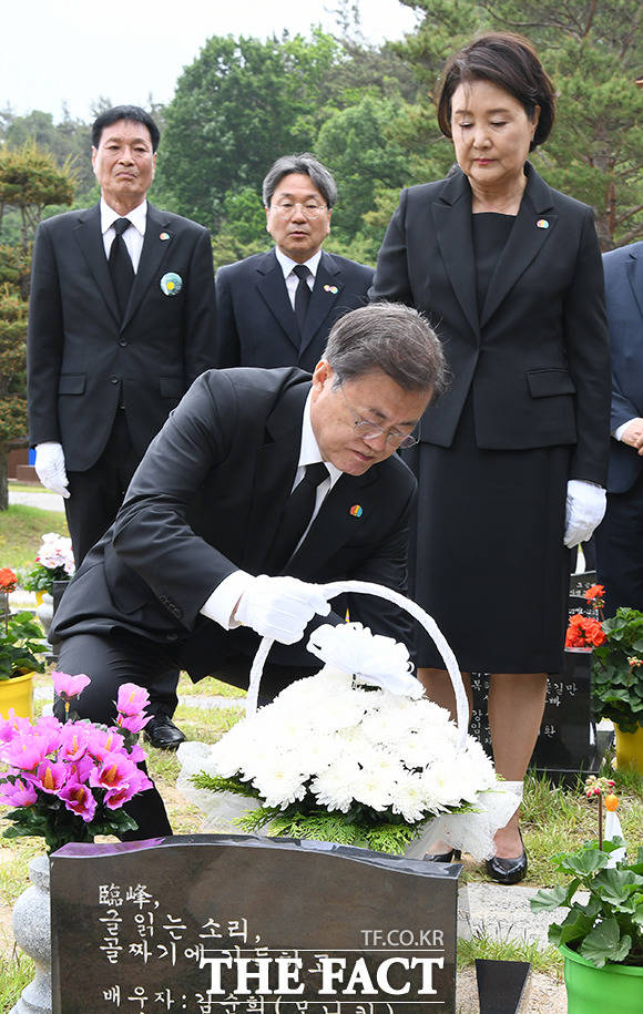 제2묘역에서 헌화하는 문재인 대통령(가운데)
