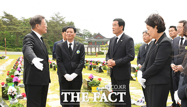 제2묘역에서 5월단체 관계자들과 대화 문재인 대통령(왼쪽)