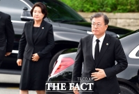 [TF포토] 민주묘지 찾은 문재인 대통령 부부