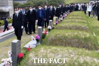 [TF포토] 5·18 민주묘지 찾은 민주당