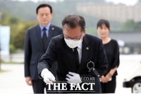 [TF사진관] 5·18 민주묘지 분향하는 김부겸
