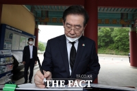 [TF사진관] 5·18민주묘지 참배한 박원순 서울시장, '시민이 영웅입니다'