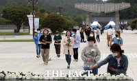 [TF포토] 민주묘지 참배하는 시민들