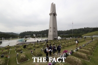 [TF포토] '민주화운동 40주년' 5·18민주묘지 찾은 시민들