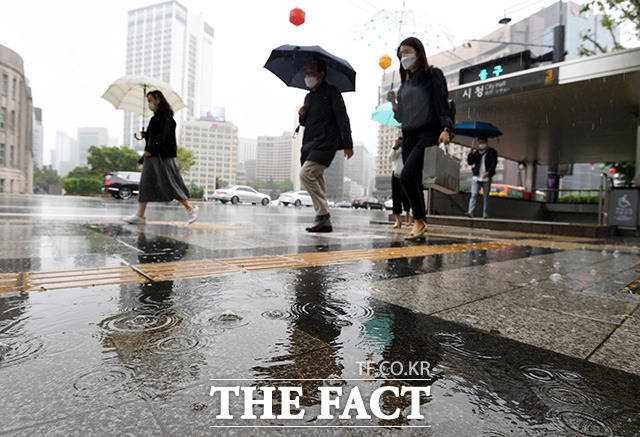 전국적으로 흐리고 비가 내리는 19일 오전 서울 중구 덕수궁 돌담길 일대에 시민들이 우산을 쓴 채 발걸음을 재촉하고 있다. /남용희 기자