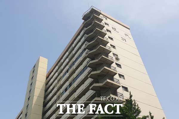 이촌 현대아파트는 리모델링 사업을 통해 기존 8개동, 653가구에서 9개동, 750가구로 탈바꿈하게 된다. /윤정원 기자