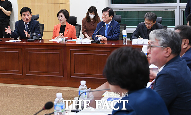 발언하는 김진표 더불어민주당 의원(왼쪽)