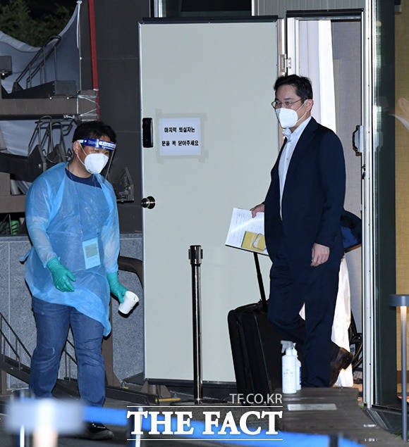 이재용 삼성전자 부회장이 19일 오후 9시 30분쯤 경기 김포 마리나베이 호텔에서 코로나19 검사를 마치고 음성 결과를 받은 뒤 호텔을 나오고 있다. /임세준 기자