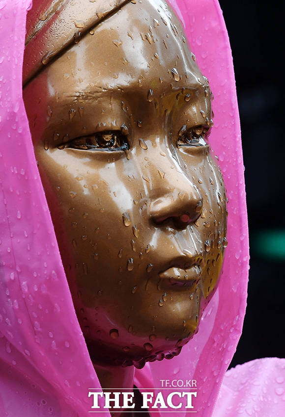 서울을 비롯한 수도권에 연일 비가 내리고 있는 가운데 19일 오후 서울 종로구 옛 일본대사관 앞 평화의 소녀상 표면에 빗물이 흘러내리고 있다. /이선화 기자