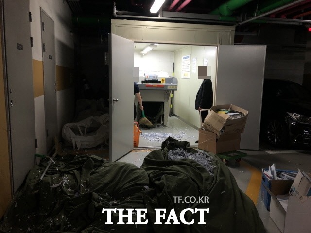 지난 19일 국회 의원회관 지하에 위치한 문서 세단실에서 보좌진들이 각종 서류를 파쇄하고 있다. /문혜현 기자