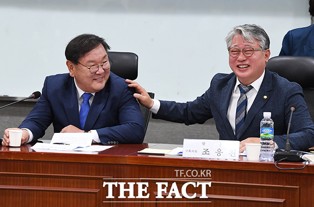 밝은 표정으로 인사하는 김태년 원내대표(왼쪽)와 조응천 의원