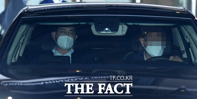 이재용 삼성전자 부회장(왼쪽)이 19일 오후 9시 30분쯤 경기 김포 마리나베이 호텔에서 신종 코로나바이러스 감염증(코로나19) 음성 판정을 받고 자택으로 귀가하고 있다. /임세준 기자