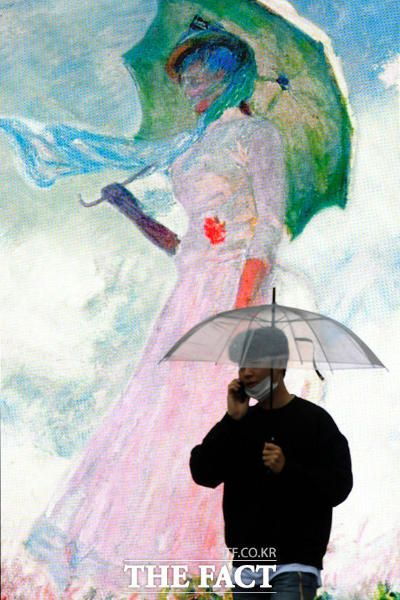서울을 비롯한 수도권에 연일 비가 내리고 있는 가운데 19일 오전 서울 마포구 디지털미디어시티역 인근 거리에서 시민들이 우산을 쓰고 발길을 재촉하고 있다. /이선화 기자