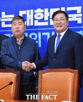 [TF포토] 김동명 한국노총 위원장과 악수하는 김태년 원내대표