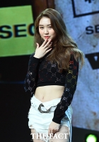 [TF포토] '떨리는 데뷔' 데니스, '수줍은 포즈'