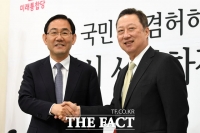 [TF포토] 주호영 예방한 박용만 회장