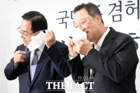 [TF포토] 나란히 마스크 벗는 주호영 원내대표와 박용만 회장