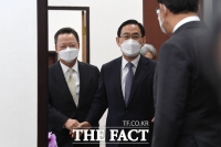 [TF포토] 주호영-박용만, '손 잡고 나란히'