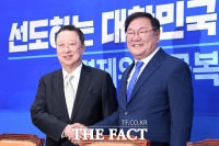 [TF포토] 악수 나누는 김태년-박용만