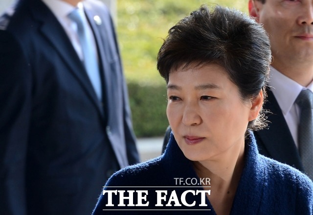 박근혜 전 대통령이 파면 11일 째인 지난 2016년 3월21일 피의자 신분으로 서울중앙지방검찰청에 출석하고 있다. /사진공동취재단