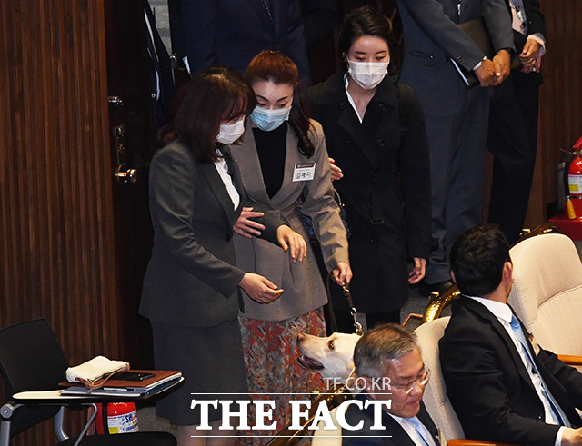 안내견 조이와 함께 국회 본회의장 들어서는 김예지 미래한국당 당선인(가운데)