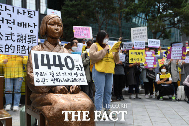 제1440회 정기 수요집회가 20일 오후 서울 종로구 중학동 일본대사관 앞에서 열린 가운데 참석자들 앞으로 소녀상이 보이고 있다. /임세준 기자