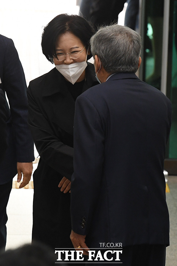 유인태 국회사무총장과 인사하는 이수진 더불어민주당 당선인(왼쪽)