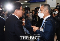 [TF사진관] 의정연찬회에서 만난 황운하와 최강욱