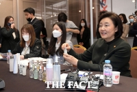 [TF포토] 해외 바이어에게 상품 소개하는 박영선 장관